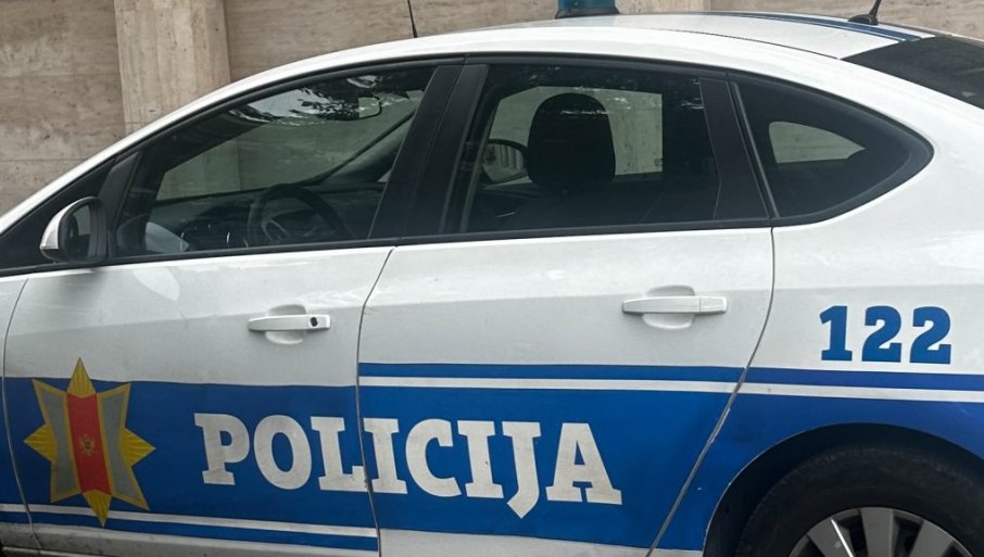 Udes u Potkrajcima dogodio se kada je B. M. automobilom iznenada skrenuo s puta i udario u parkirano vozilo