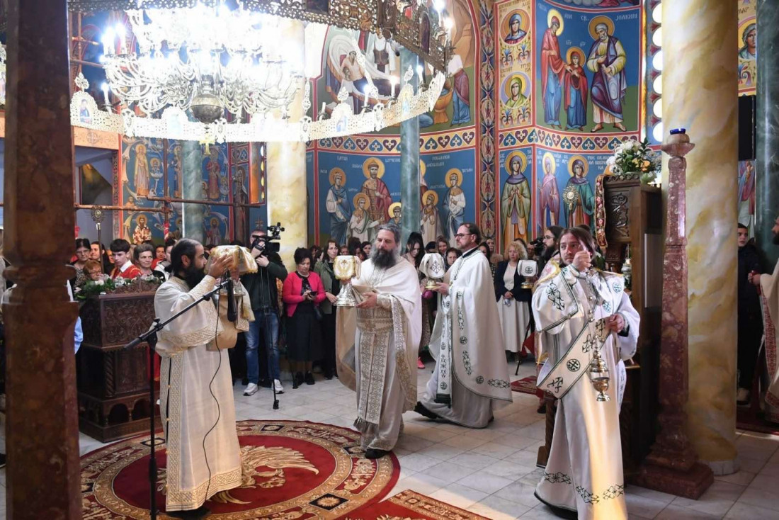 Sveti Vasilije Ostroški okupio hiljade na litiji u Nikšiću