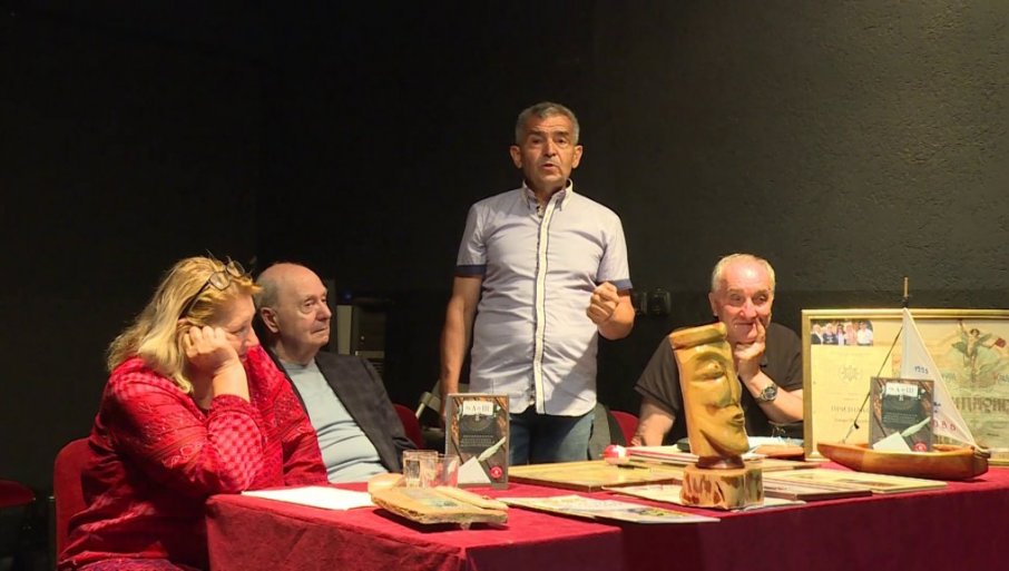 MAJSTOR TAUTOGRAMA ODUŠEVIO PUBLIKU: Autorsko veče Jovice Nikolića (FOTO)