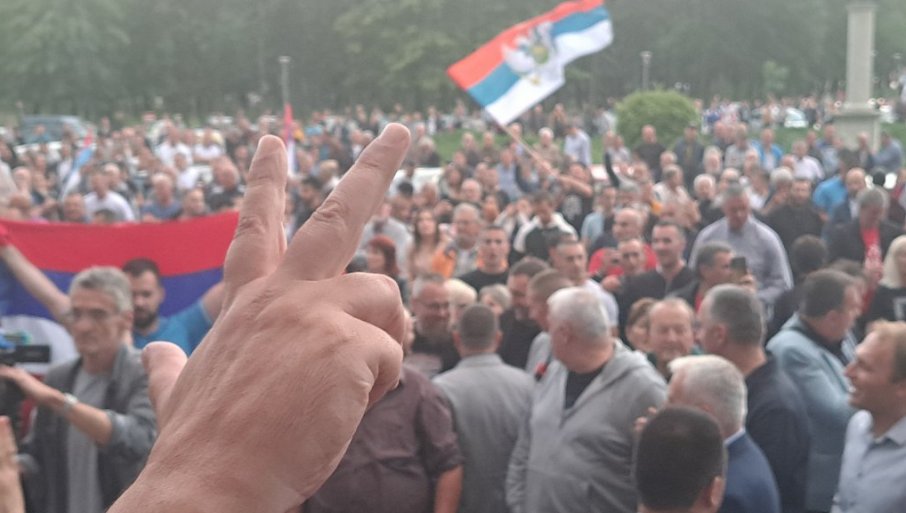 „STRANCI“ NA OČEVINI? Studija o dvojnom državljanstvu pred Mandićem i Spajićem