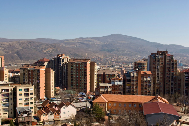 PRIŠTINA OTELA GRADSKU BIBLIOTEKU U KOSOVSKOJ MITROVICI! Oko 40.000 knjiga ostalo iza zapečaćenih vrata