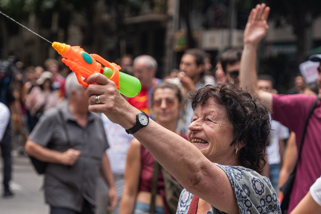Pištolji na vodu novi simbol protesta u Barseloni