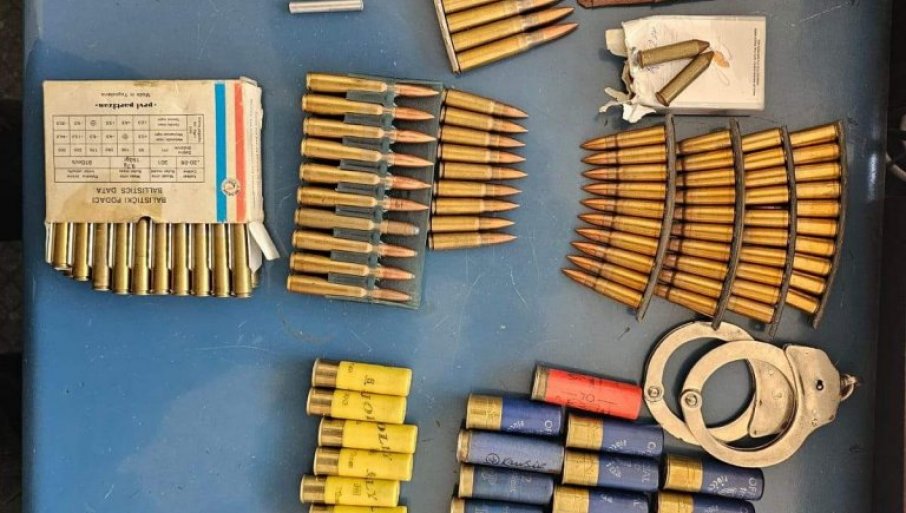 Pronađeni pištolji, puška, 263 komada municije, sredstva za vezivanje, balistički prsluk (FOTO)