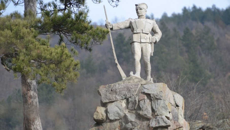 Statua srpskog vojnika kod Cerja znamenitost Ibarske klisure (FOTO)