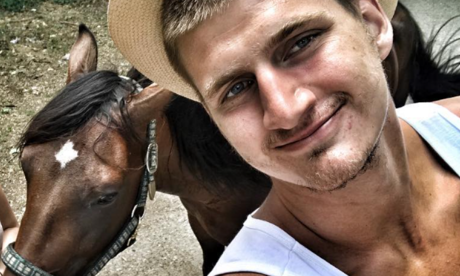 Jokić poslao selfi sa konjem saigraču