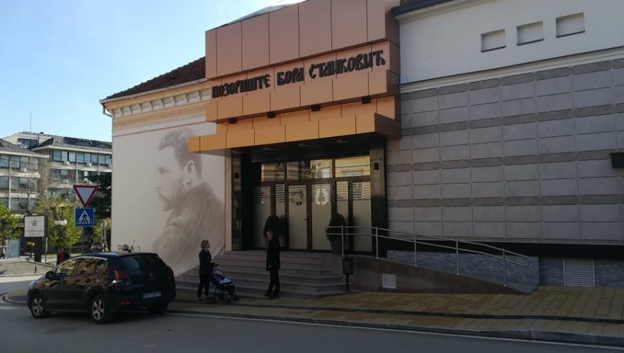 Fasada vranjskog teatra „Bora Stanković“ na udaru nesvesnih neimara