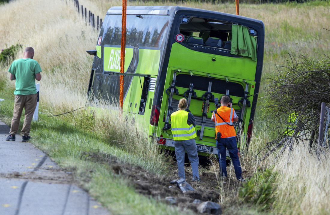 Više od 20 povređenih u prevrtanju autobusa u Nemačkoj