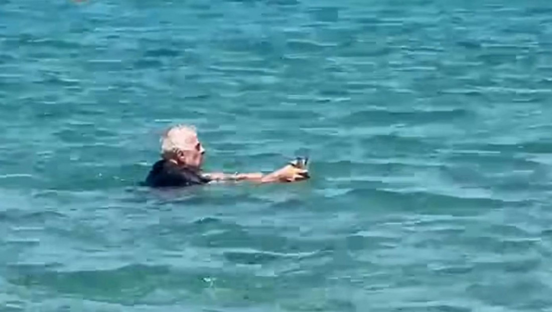 Turista u Grčkoj bez oklevanja skočio u more da spasi mače koje se davilo (VIDEO)