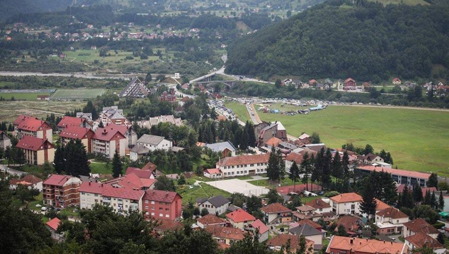 Skandal na međunarodnom festivalu folklora u Mojkovcu, KUD „Vrelo Ibra“ napustilo „Zlatni ćemer“ zbog natpisa