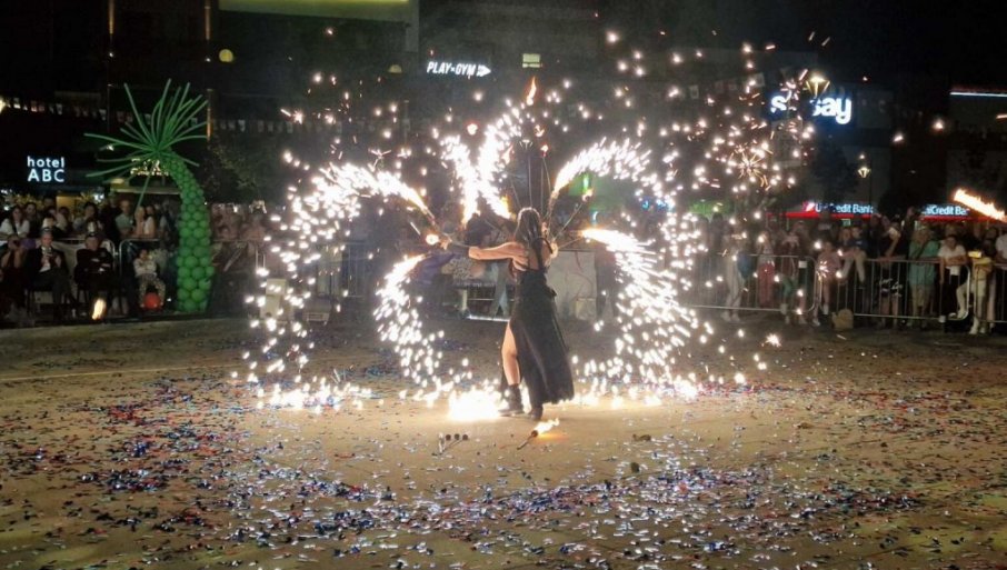 LESKOVAC 19. PUT BIO DOMAĆIN KARNEVALA SA VIŠE OD 2.000 UČESNIKA Živi šarena tradicija