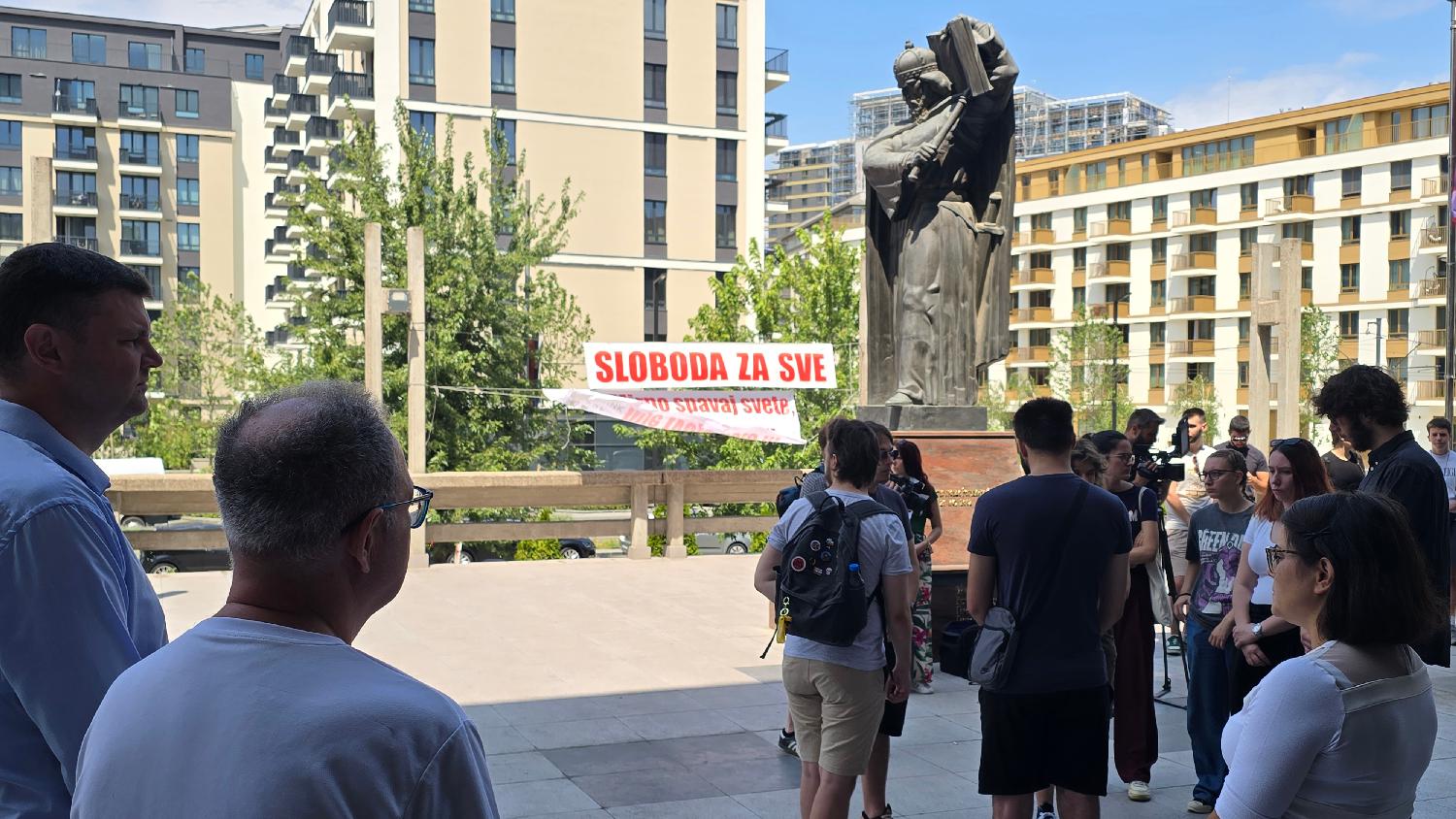 Student Luka Stevanović se predaje Višem sudu uz podršku zajednice