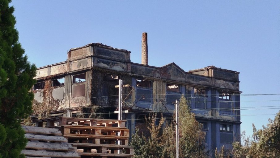 Goreo napušteni objekat kamgarna (FOTO)