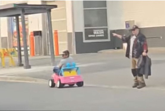 Vozio dječiji Barbimobil: Ostao bez dozvole i završio na sudu (VIDEO)