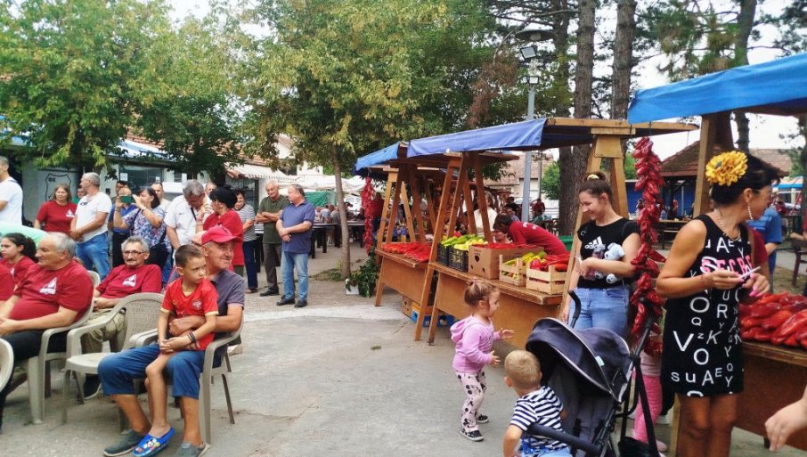 PAPRIKU SLAVE I SVE MANjE SADE: Nedaleko od Paraćina, 15. "Drenovačkei dane" obeležila brojna nadmetanja
