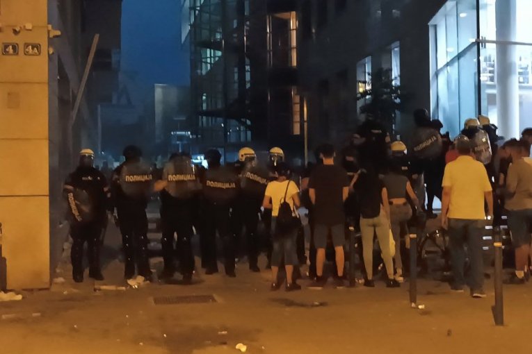 Letele dimne bombe, kamenice i cigle! POGOĐEN POLICAJAC! (VIDEO)