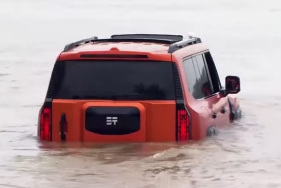 Kineski SUV prešao rijeku Jangce (VIDEO)