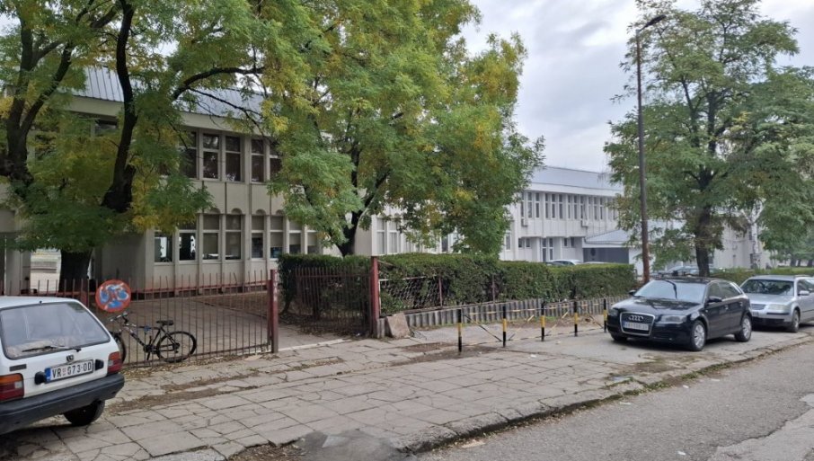 PARKING PREČI OD ĐAKA? Pomeranje ograde ispred OŠ „Vuk Karadžić“ u Vranju uznemirilo javnost