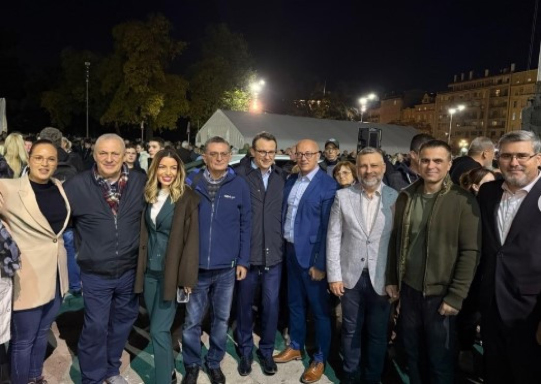 Adrijana Mesarović na skupu ispred Skupštine