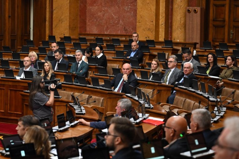 NASTAVLJENA SEDNICA JESENJEG ZASEDANJA SKUPŠTINE! Raspravlja se o amandmanima na prvih osam predloga zakona!