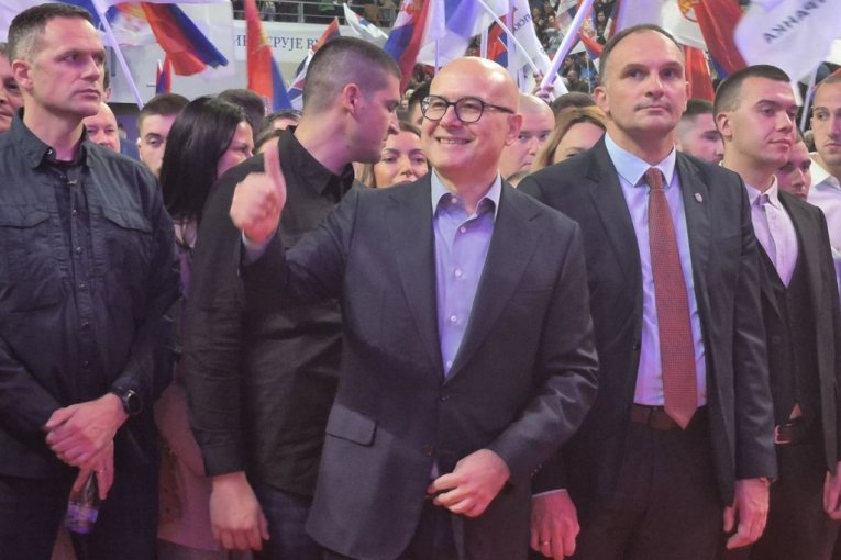 Lider SNS Miloš Vučević u Požarevcu na skupu protiv blokada
