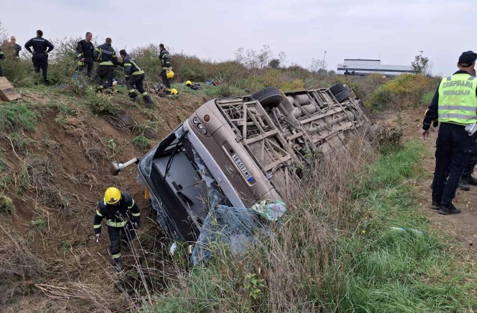 Tragedija u Sremskoj Mitrovici: Autobus prevrnuo, život izgubljen i mnogi povređeni