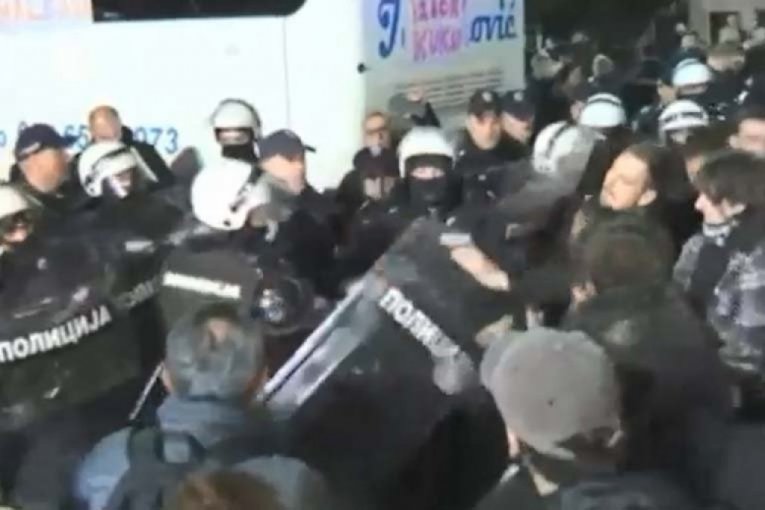 NOVOSADSKI BLOKADERI OPET NAPALI POLICIJU! Haos ispred zgrade Pokrajinske vlade! (FOTO, VIDEO)