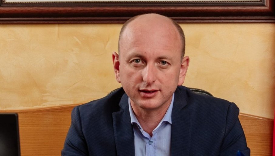 STRANIM DELEGACIJAMA PO CRTU BELOG Milan Knežević otkrio tri osnovna proizvoda Crne Gore: Nafta, cigarete, kokain