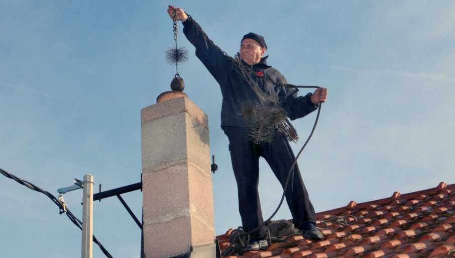 TRAJAN VLAJKOVIĆ (64), PENZIONISANI ODŽAČAR IZ SMEDEREVA, NIKADA NE ODBIJA POZIVE MUŠTERIJA Crne ruke, siva mačka i sreća „na izvol`te“