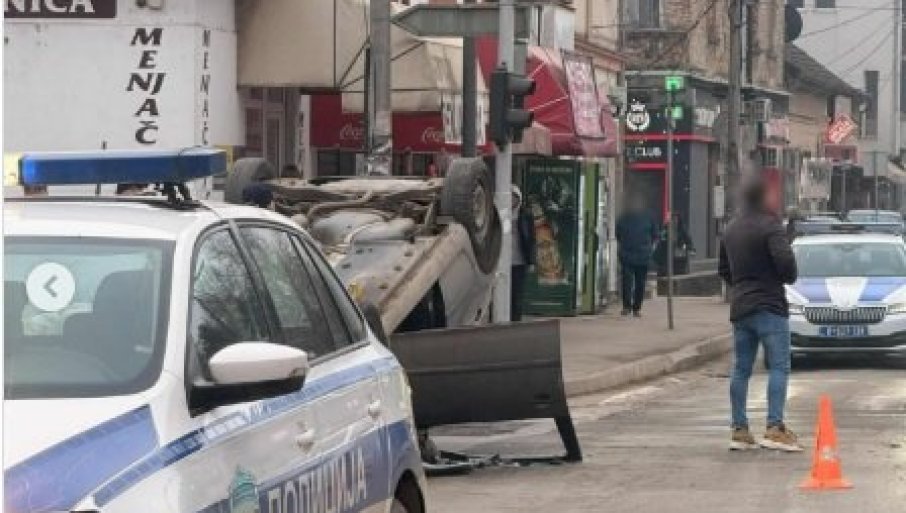 STRAVIČAN UDES U VALJEVU: Automobil završio na krovu