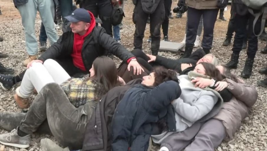 POLICIJA UPOTREBILA SILU U BOTUNU: Napadnut Milan Knežević