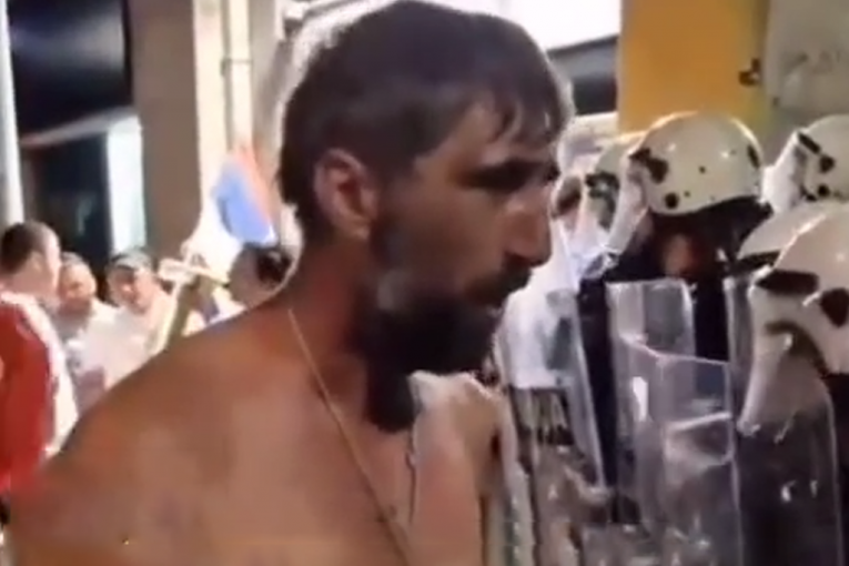 DAVIO, PRETIO SMRĆU I VUKAO PO ZEMLJI ROĐENU SESTRU! Blokader Kariman iz Koceljeve osuđen na šest meseci zatvora uslovno zbog divljačkog ponašanja