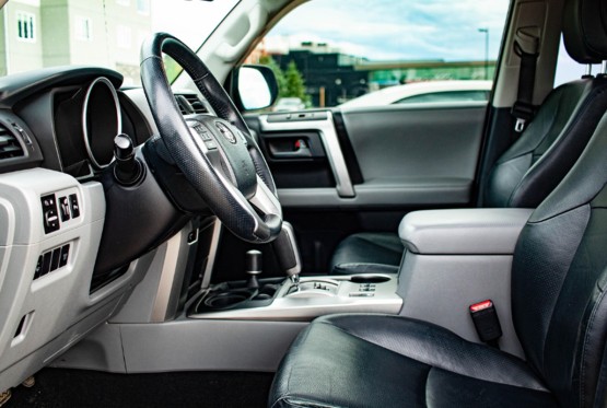 Zašto proizvođači automobila vole "piano black" plastiku u enterijeru?