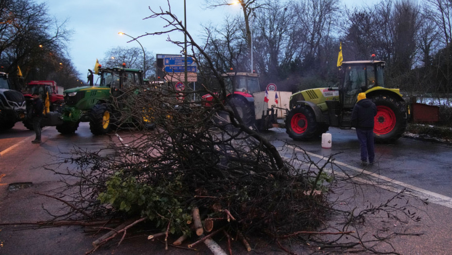 Francuski poljoprivrednici prekinuli blokadu autoputa A64