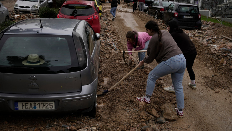 Zbog snažne bujice žena se zaglavila ispod automobila