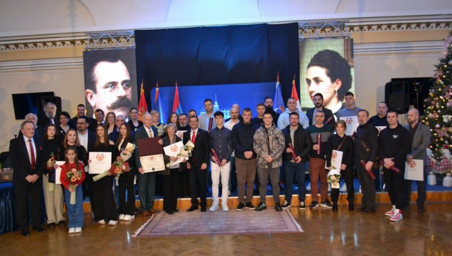 NAJISTAKNUTIJI POJEDINCI I KOLEKTIVI U KIKINDI NAGRAĐENI POVODOM DANA GRADA Dr Antal na čelu laureata