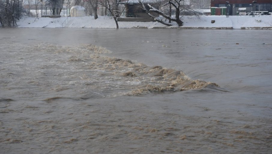 MERE I DALjE NA SNAZI: Opada i vodostaj nabujalog Ibra u Kraljevu