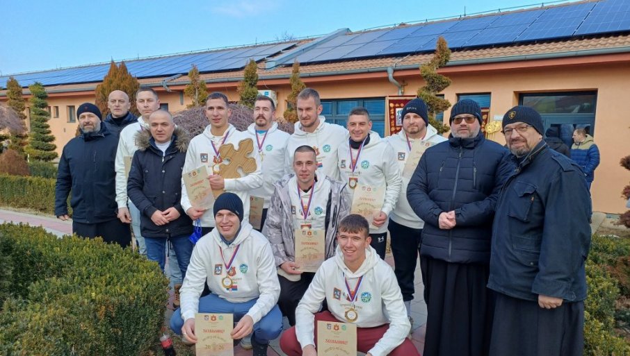 Maturant Luka Ilić prvi doplivao do krsta