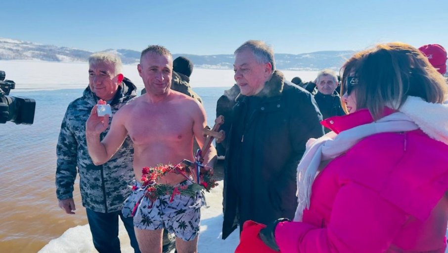 PLIVANJE ZA ČASNI KRST U LEDENOJ VLASINI: Promena tradicije u Vranju