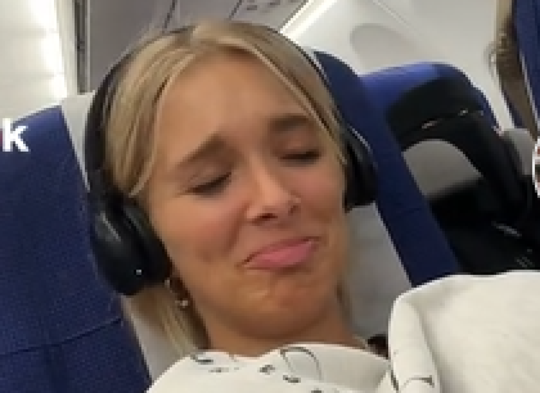 Putnik je bos legao pored druge putnice u avionu