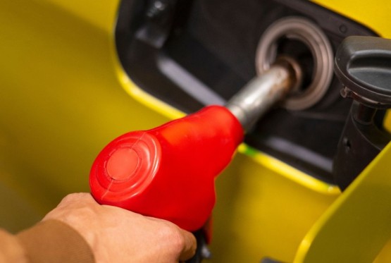 Da li je opasno koristiti telefon tokom točenja goriva?