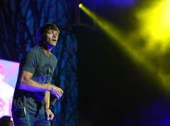 Umro pevač i tekstopisac benda 3 Doors Down Bred Arnold