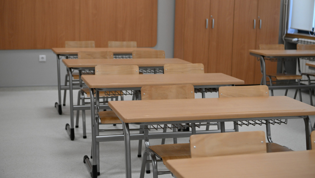 Tinejdžer sa pištoljem priveden u školi