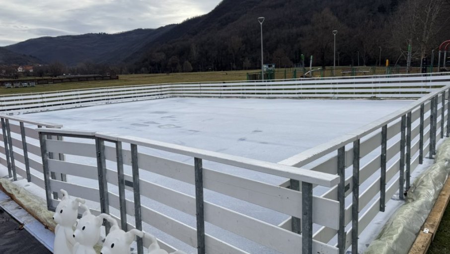 POČELO DA RADI KLIZALIŠTE: Mališani u Vlasotincu imaju novo mesto za zabavu