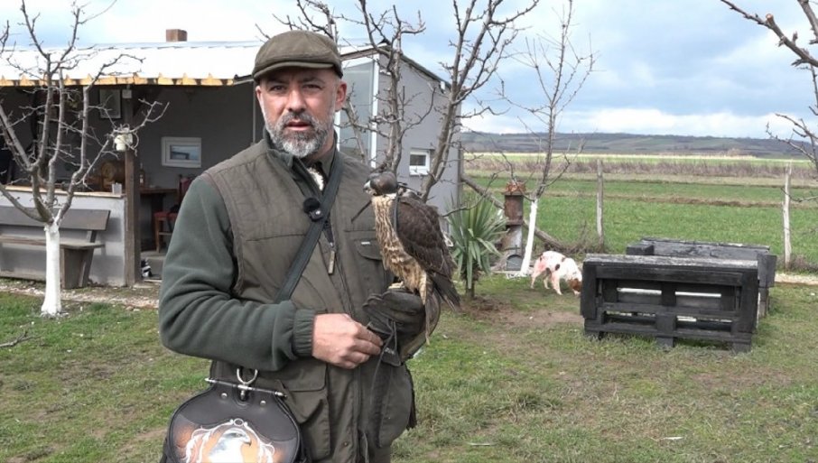 Miloš Jovanović iz Pukovca kod Niša već 15 godina uspešno uzgaja ptice grabljivice