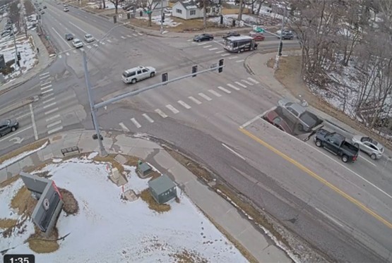 Ogromna rupa na raskrsnici: Automobili propali kroz asfalt (VIDEO)