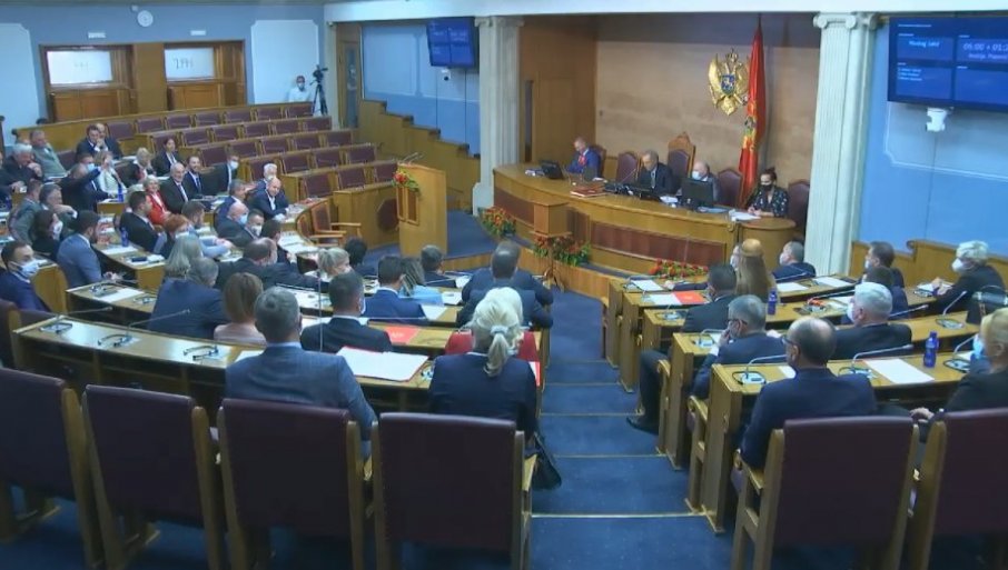 Prekinuta sednica, poslanici DPS-a opkolili sto predsedavajućeg