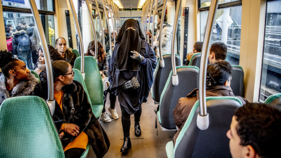 Grčka razmatra zabranu nošenja burki za maloletnice