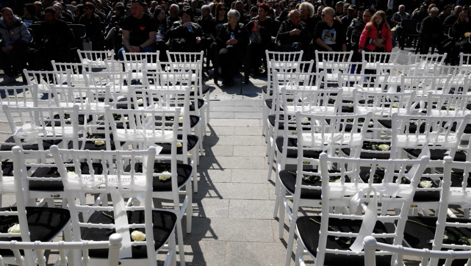 Molitva za stradale u požaru, glasna tišina i 63 stolice