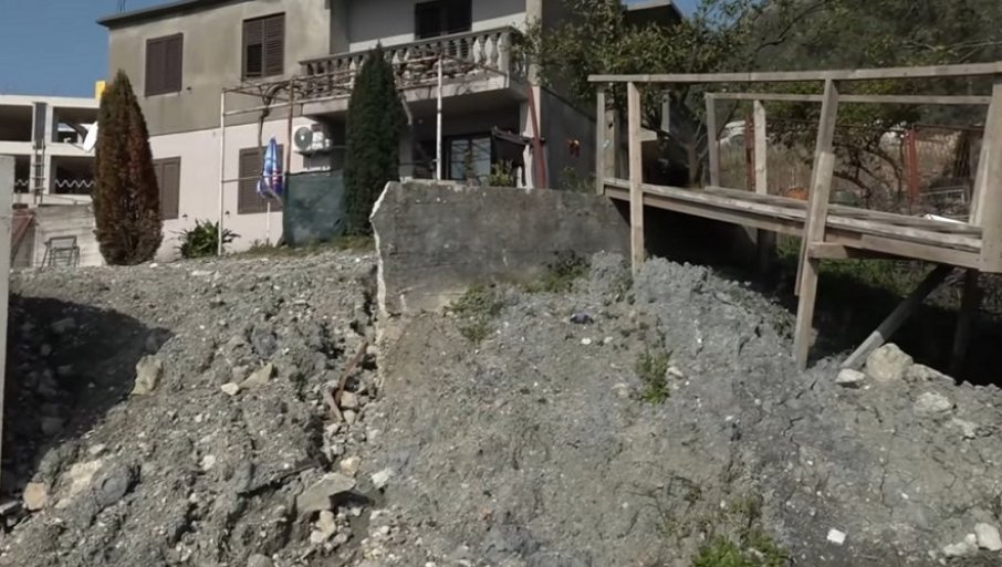 Zbog neodgovornog investitora, Samardžići iz Kumbora žive u nebezbednoj kući