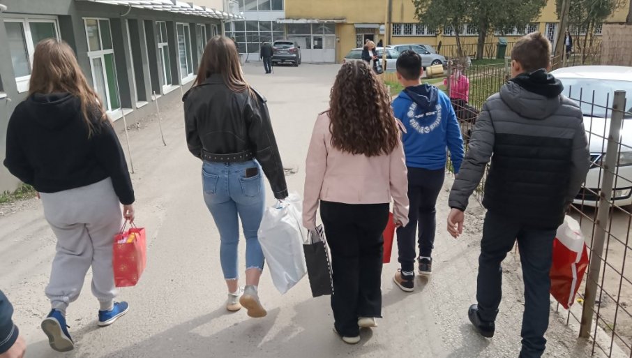 Učenici iz sela Vlase pripremili poklone